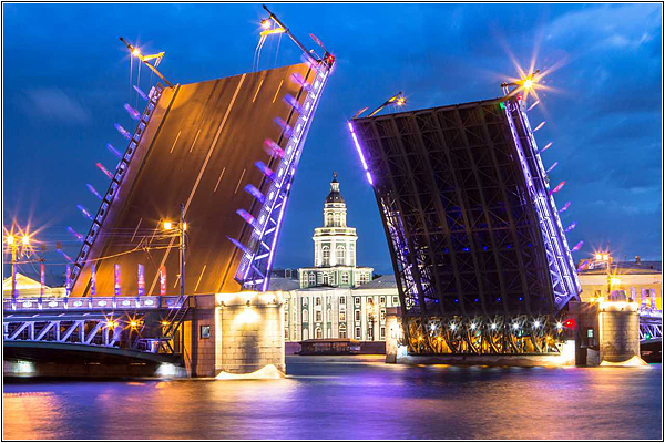 Увидеть развод мостов во время белых ночей в Санкт-Петербурге