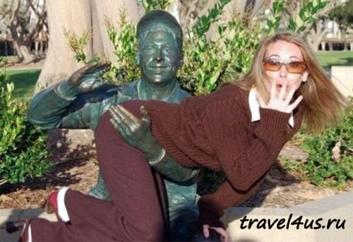 Креатив туристов: смешные фотографии с памятниками